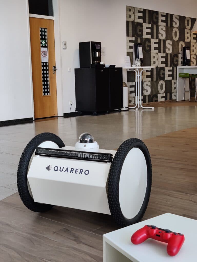 A questão já não é se os robôs substituem a vigilância clássica. A questão é quem desenha a transição e quem fica para trás.